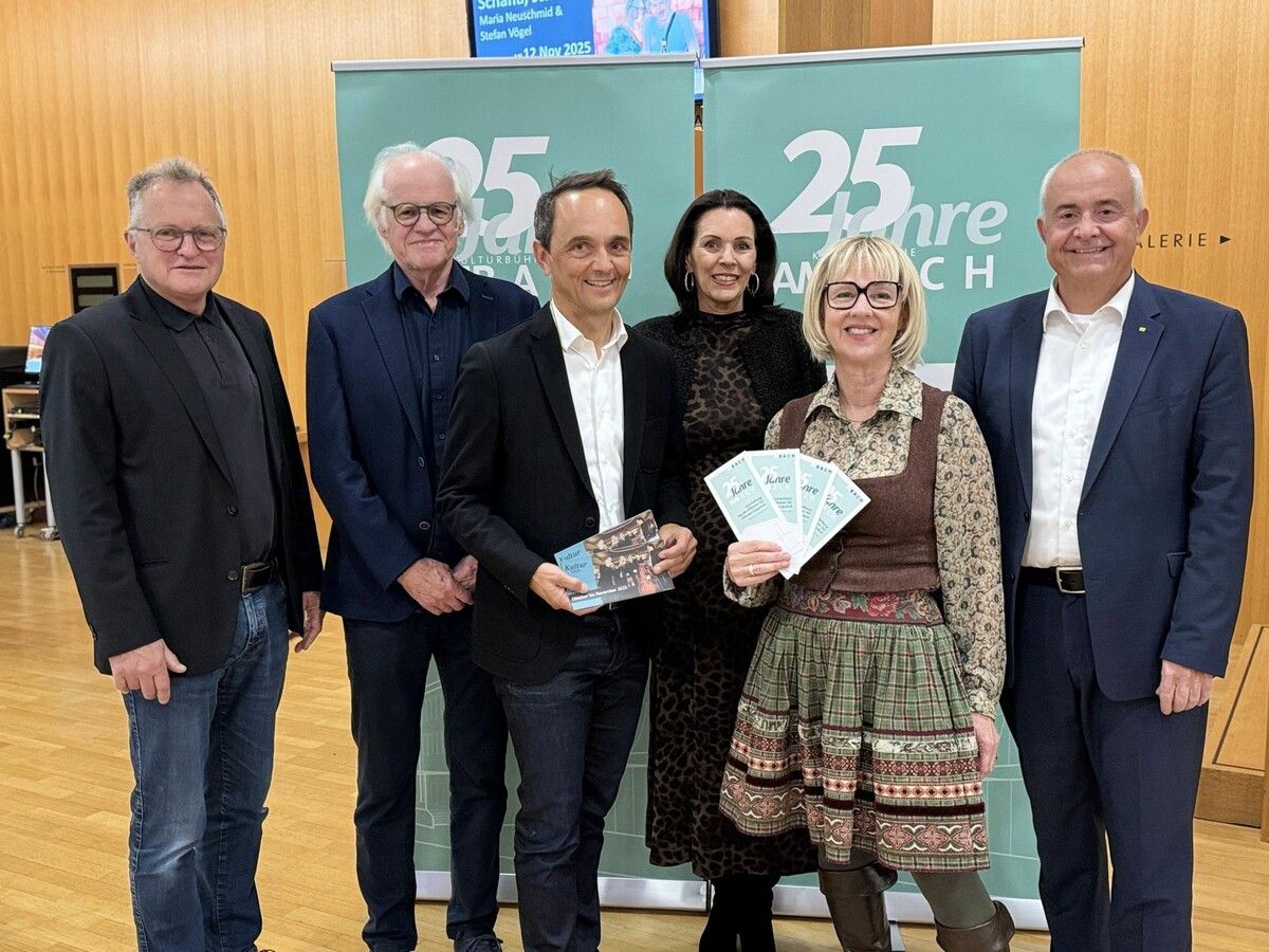 Bürgermeister Manfred Böhmwalder und Gemeinderätin Christine Wiesenegger mit Ulrich Herburger, Wolfgang Berchtold, Hannes Jochum und Gabi Fleisch bei der Jubiläumsfeier.⇒Sigrid Juen