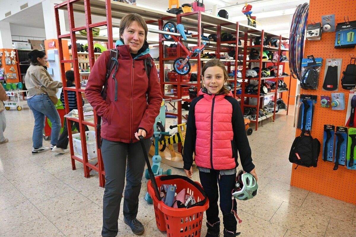 Carmen Porod mit ihrer Tochter Johanna. Ihnen wird Pinoccio besonders fehlen, da sie hier vieles eingekauft haben.