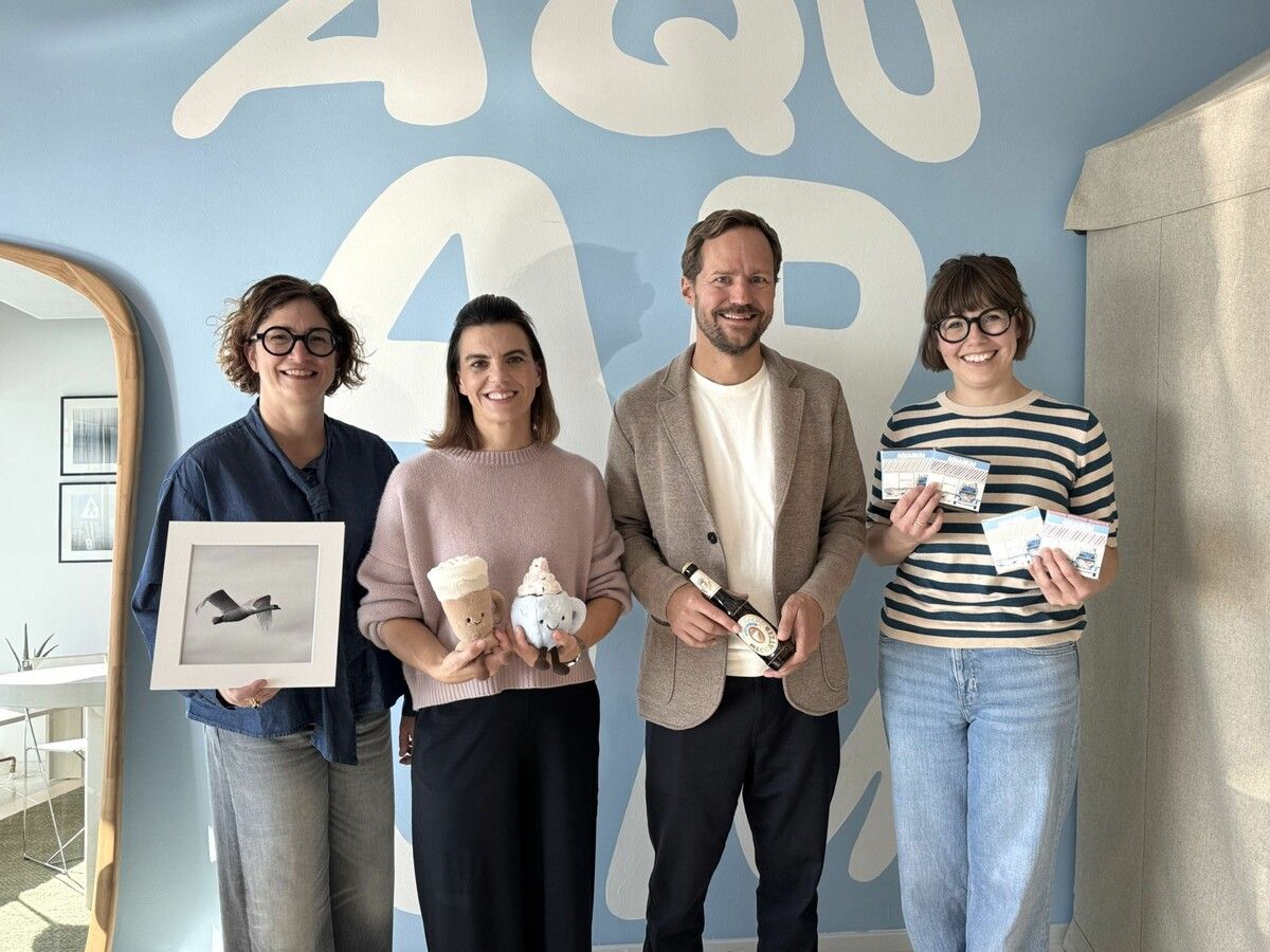 Caroline und Clemens Sagmeister mit Fotografin Annabell Stübe und Martina Homann-Dellantonio (Xocolat) im „Aquarium“.⇒SIE