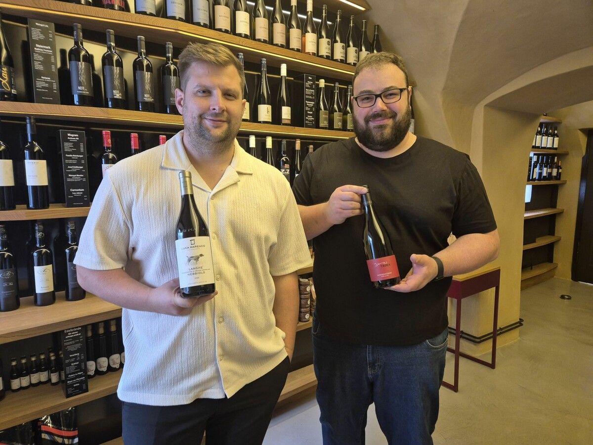 Daniel Leeb (l.) und Stefan Moosmann (r.) übernehmen die Vinothek „Weinpunkt“ in der Bludenzer Rathausgasse. ⇒VN/JUN (3)