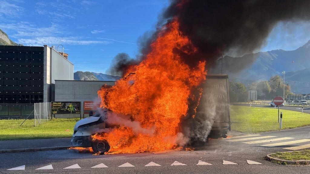 Das Auto stand beim Eintreffen der Feuerwehr in Vollbrand.⇒kapo