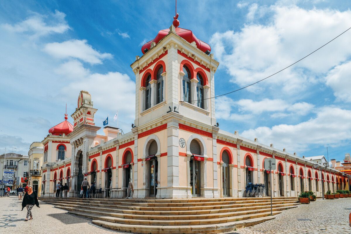 Das Bergstädtchen Loulé zieht vor allem samstags viele Besucher an, denn der Wochenmarkt ist wirklich sehenswert. Shutterstock