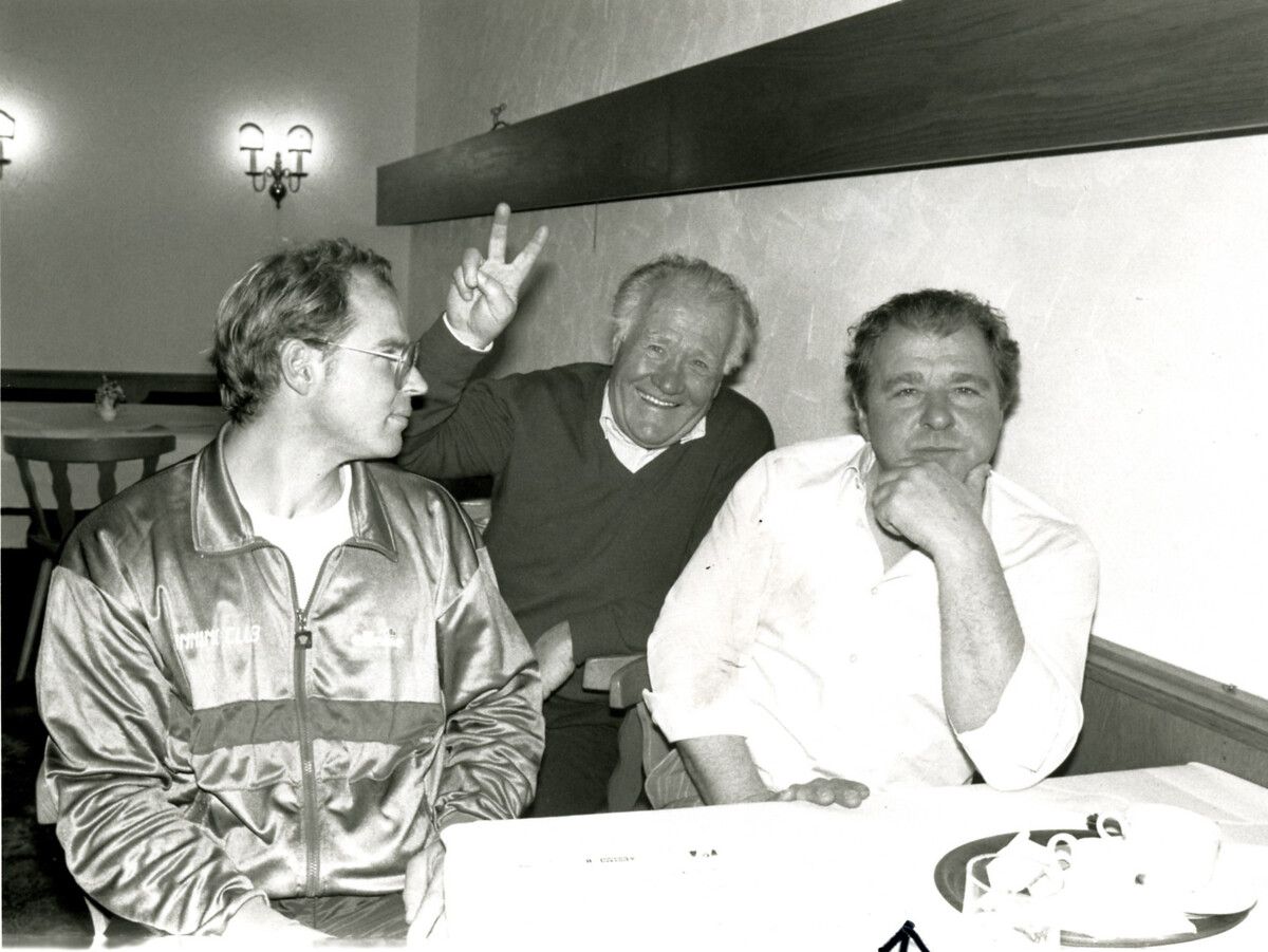 Das Bild zeigt die Girardellis – Rennfahrer Marc mit Vater Helmut – und Egon Schöpf in der Mitte.⇒TT