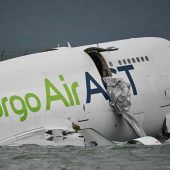 Jumbojet rammt Fahrzeug und rutscht über Landebahn ins Meer
