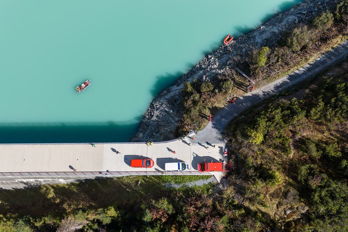 Das Fahrzeug des Jägers stürzte über eine Böschung in den See. ⇒B. Hofmeister (3)