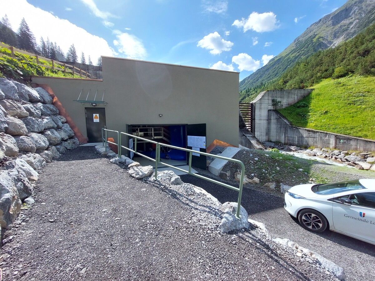 Das Kleinwasserkraftwerk Zürsbach hat eine Turbinenleistung von 2000 kW und ein Regelarbeitsvermögen von sieben Millionen kWh pro Jahr.⇒gemeinde lech