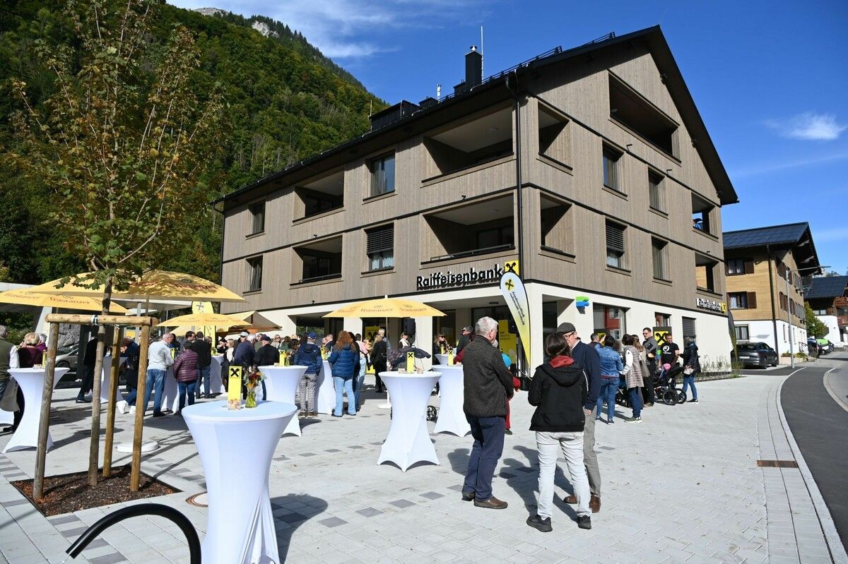 Das neue Geschäfts- und Wohnhaus fügt sich harmonisch in den neuen Ortskern ein. ⇒DOB