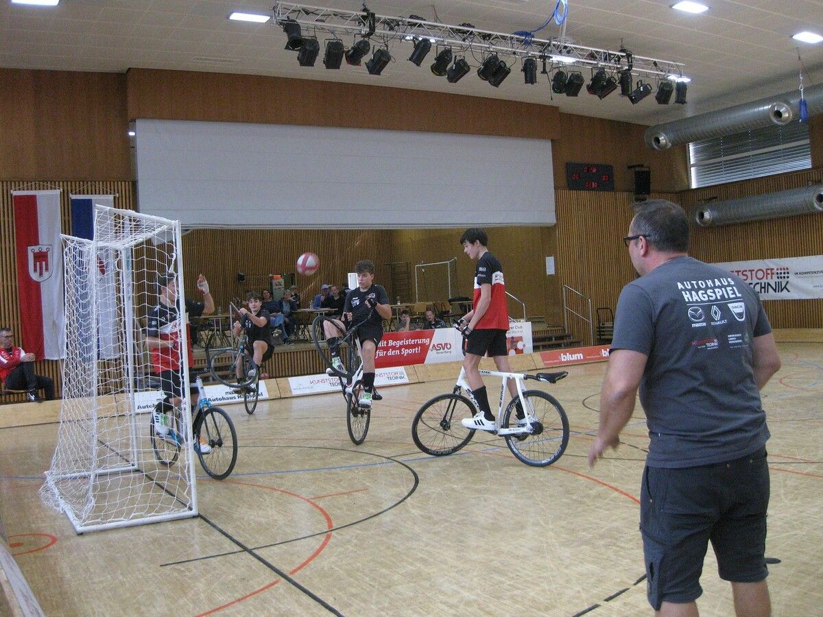 Das Publikum sah spannende Begegnungen und temporeichen Radballsport. ⇒Carmen Thurnher