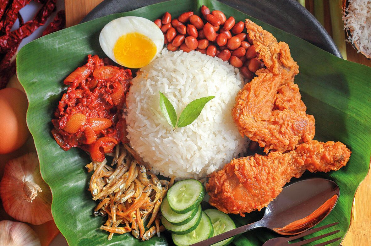 Das Reisgericht Nasi Lemak wird auch in Garküchen häufig angeboten.