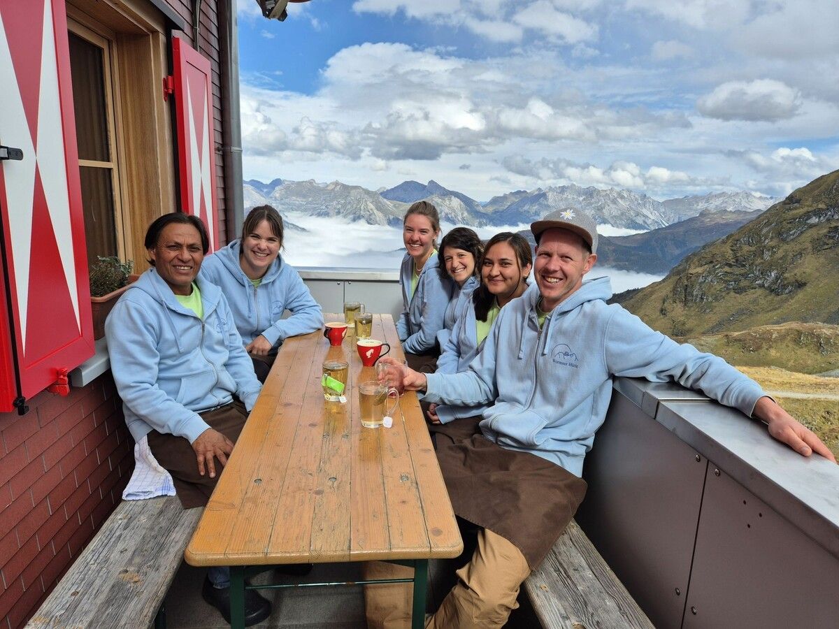 Das Team der Wormser Hütte hält nach dem Pächterwechsel an Bewährtem fest. Dazu zählt der „Sonnenkaffee“, die gemeinsamen Tee- und Kaffeepausen in ruhigen Momenten. ⇒eck (3)