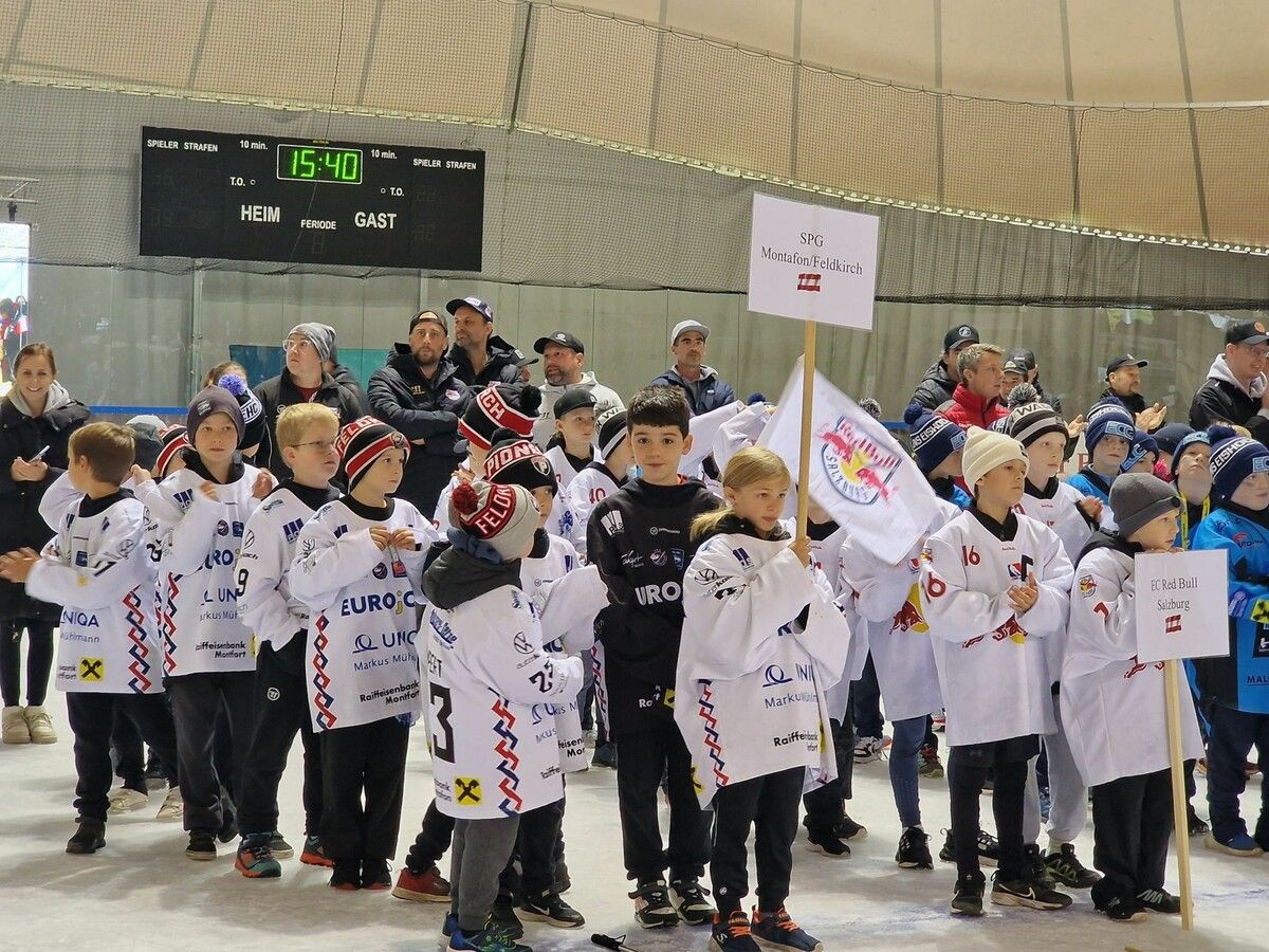 Das Team SPG Montafon/Feldkirch beim Warten auf die Siegerehrung.⇒est (2)