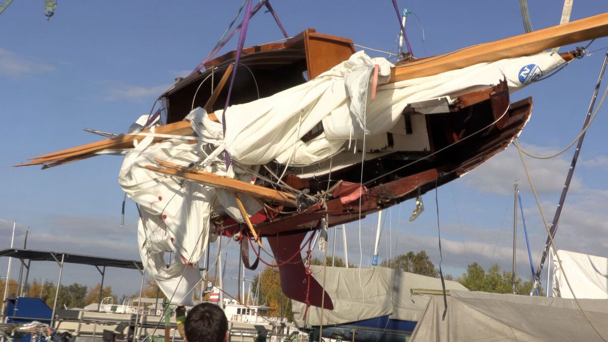 Das zerstörte Segelboot wurde am Sonntag beim Salzmann Hafen in Fußach aus dem Wasser geholt.  ⇒Shourot