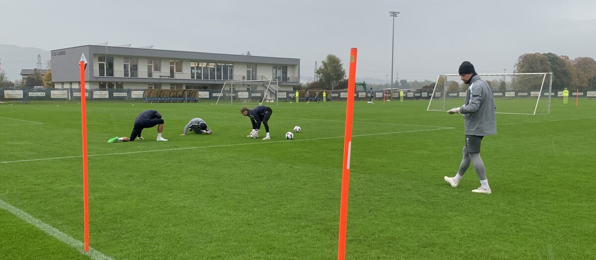 Dejan Stojanovic (l.) und Noah Ender (Zweiter von links) arbeiteten mit dem Tormanntrainer-Duo Brandner/Kobras.⇒adam