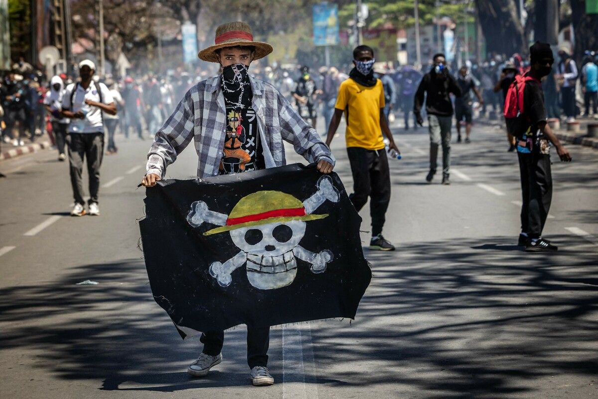Demonstranten marschierten in Madagaskars Hauptstadt Antananarivo auf die Straße, um gegen die neue Regierung von Präsident Andry Rajoelina zu protestieren. afp (5)
