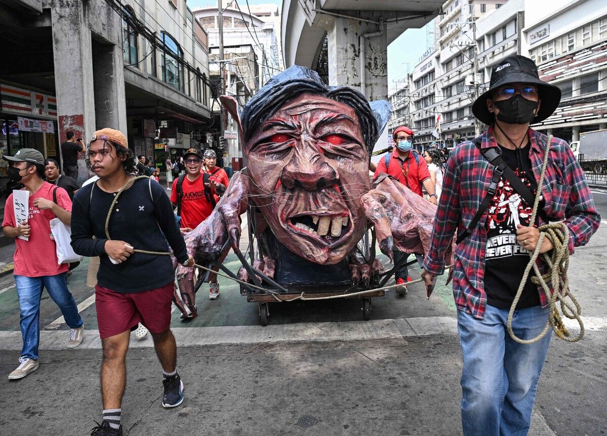 Demonstranten ziehen eine Puppe von Präsident Marcos bei einem Bauernprotest gegen Korruption nahe dem Malacañang-Palast in Manila.