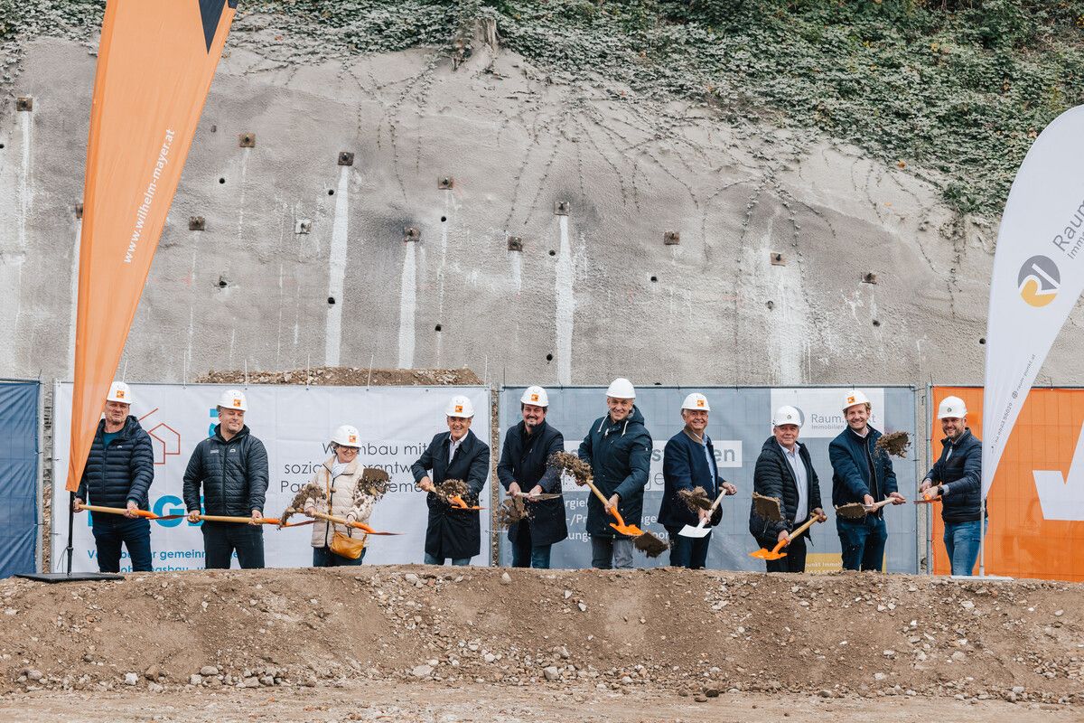 Den Spatenstich für die neue Wohnanlage feierten die Partnerunternehmen Raum.punkt Immobilien, VOGEWOSI, ZM3, Hassler Architekten ZT und Wilhelm + Mayer gemeinsam mit Bürgermeister Manfred Böhmwalder, Amtsleiter Konrad Ortner und Gemeindevorständin Karin Weber. ⇒mathis studio