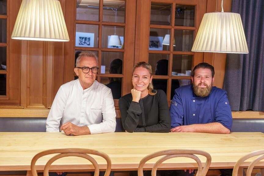 Dennis Kellner und Engelbert Kaufmann mit Hoteldirektorin Stephanie Rist.⇒vn/Stiplovsek