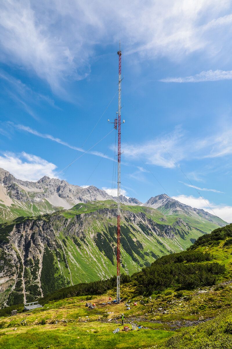Der 80 Meter hohe Windmast bei der Alpe Rauz: Hier könnte bald Vorarlbergs erstes Windrad stehen. ⇒VN/Steurer
