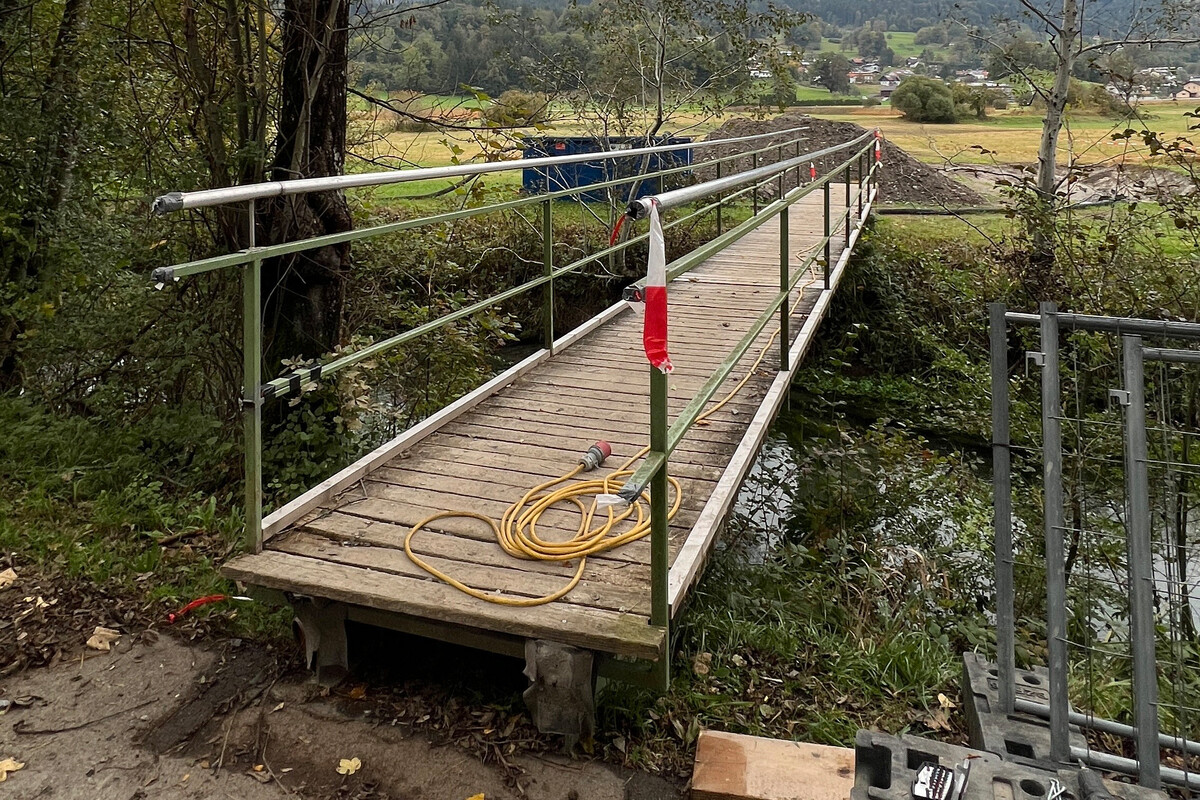 Der abgebaute Karrensteg kam in Satteins als Behelfsbrücke zum Einsatz.