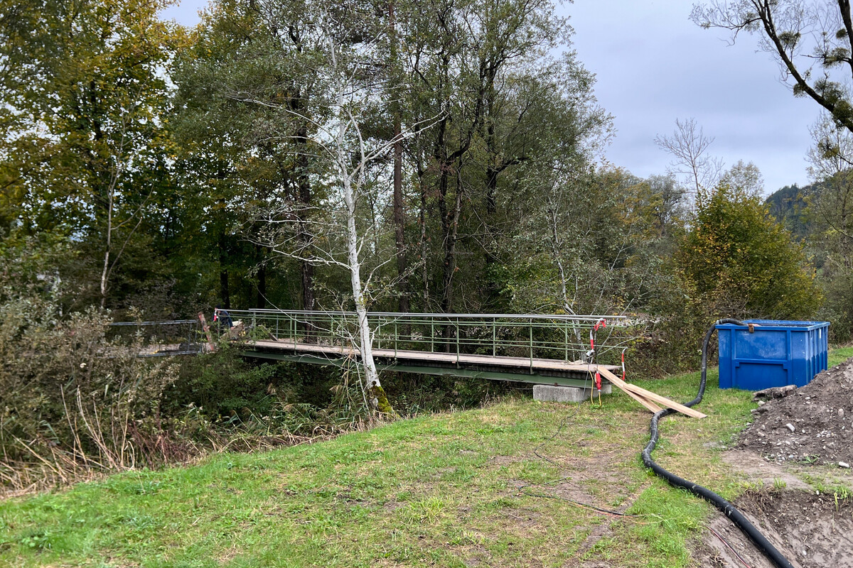 Der abgebaute Karrensteg kam in Satteins als Behelfsbrücke zum Einsatz.