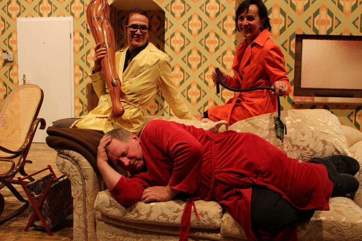 Der Abgesandte des Vatikans, Bruder Amadeus will nur noch schlafen – das spornt Gitti und Gerti erst recht zu hektischen Aktivitäten an. ⇒STP (3)