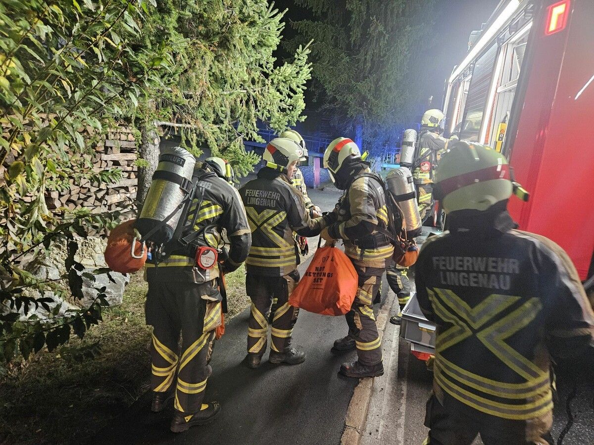 Der Atemschutz macht sich bereit für den Einsatz im verrauchten Übungsobjekt.
