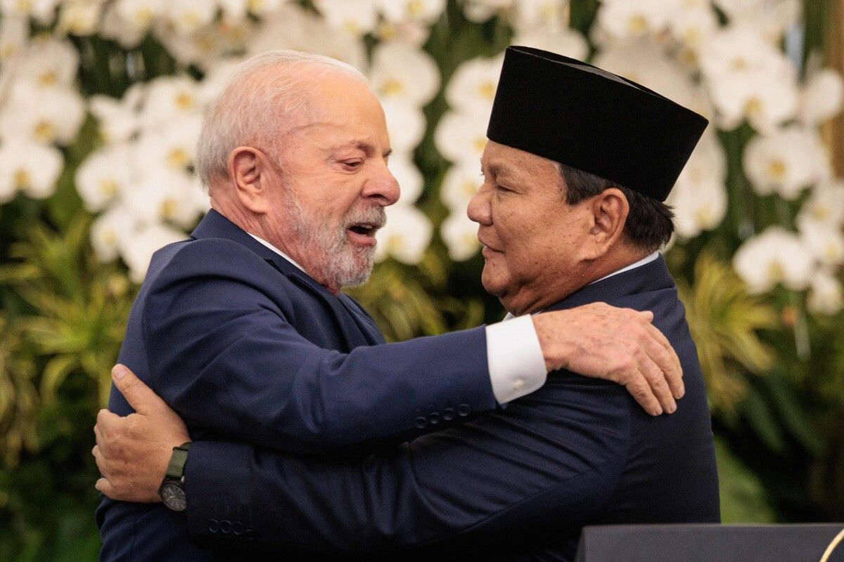 Der brasilianische Präsident Luiz Inacio Lula da Silva (l.) und der indonesische Präsident Prabowo Subianto begrüßen sich bei ihrem bilateralen Treffen im Präsidentenpalast in Jakarta.