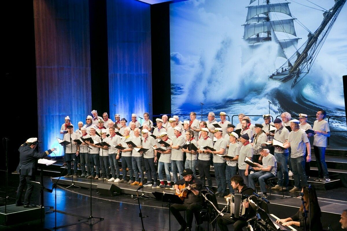 Der Bregenzer Männerchor und seine Gäste entführten das Publikum auf eine musikalische Seereise von der Heimat bis in ferne Häfen. ⇒Dietmar Mathis (2)