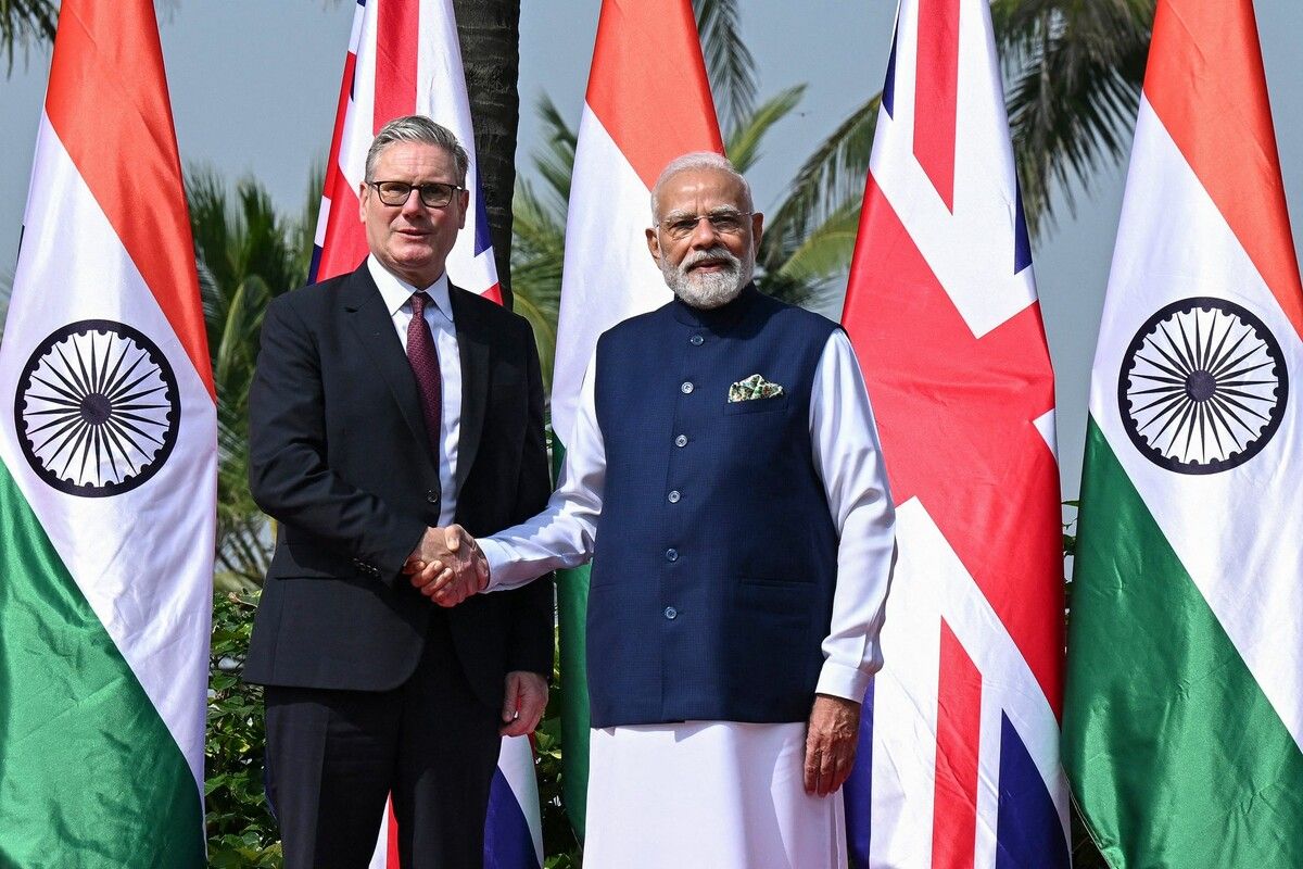 Der britische Premierminister Keir Starmer (l.) begrüßt seinen indischen Amtskollegen Narendra Modi bei seiner Ankunft vor ihrem bilateralen Treffen in Mumbai.