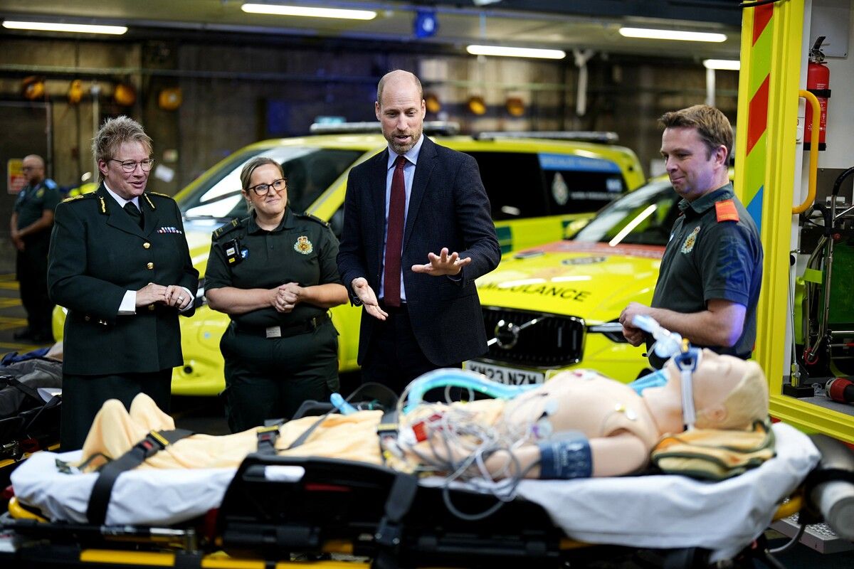 Der britische Prinz William nimmt während eines Besuchs in der Zentrale des London Ambulance Service in London an einer Trainingsvorführung teil. APA (5)