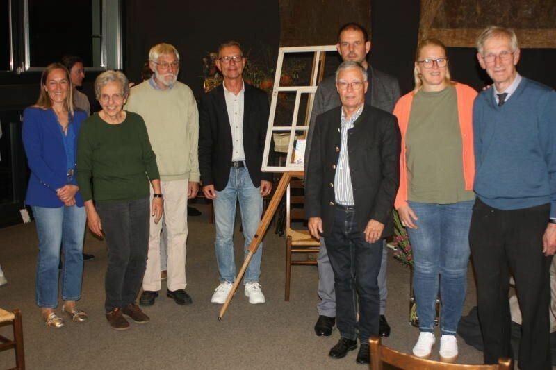 Der Förderverein des Bildungshauses Batschuns überreichte Elmar Simma (r.) ein Geschenk.⇒vn/tk