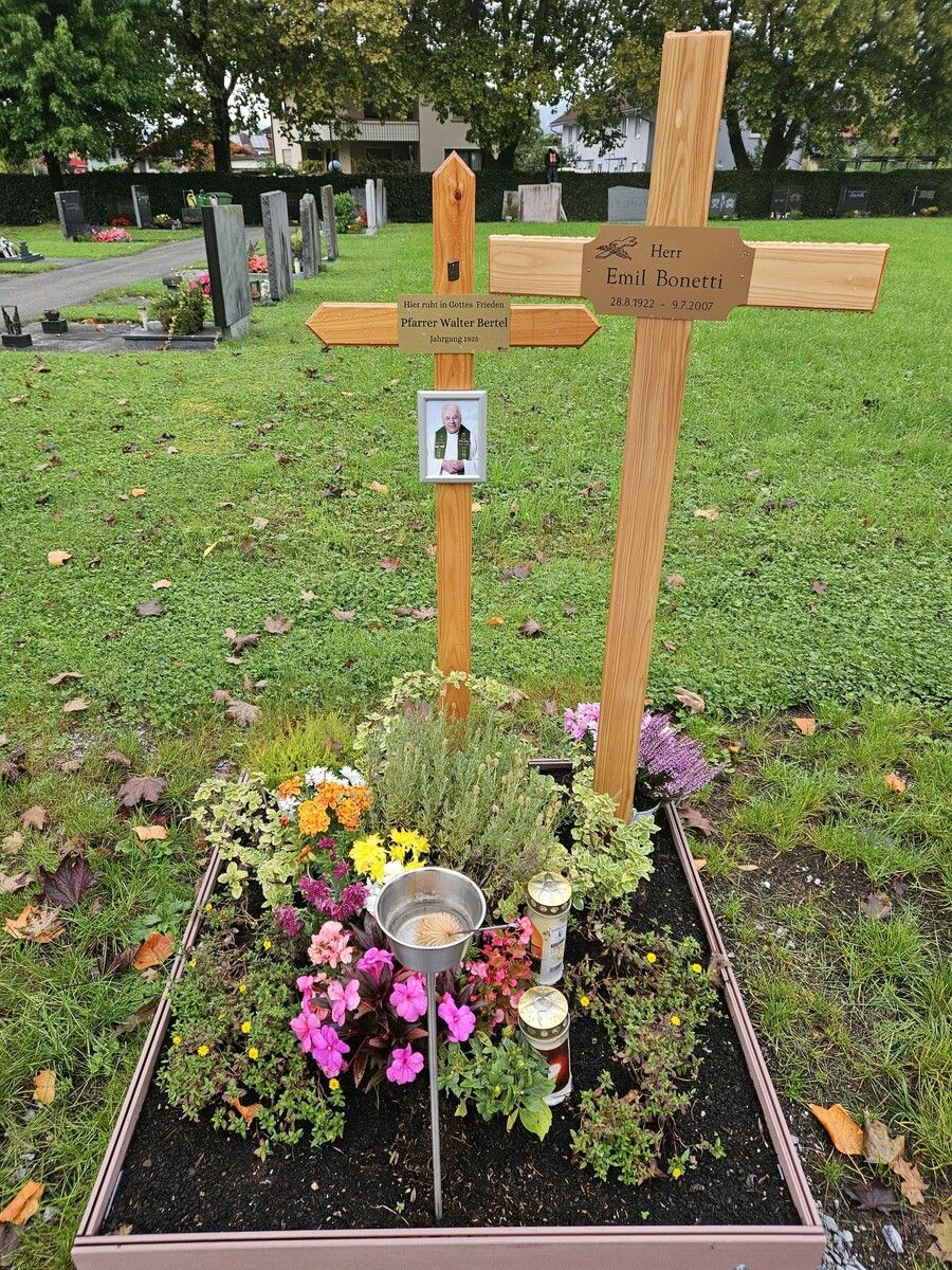 Der Grabstein am Ehrengrab wird in einigen Monaten wieder aufgestellt.⇒stadt