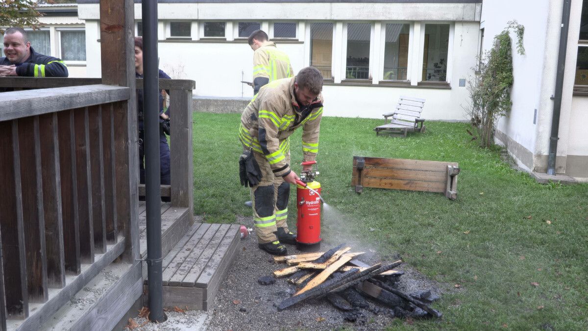 Der Holzboden des Spielhäuschens stand in Flammen. Wer hat den Brand gelegt? Die Polizei sucht Zeugen. ⇒Shourot