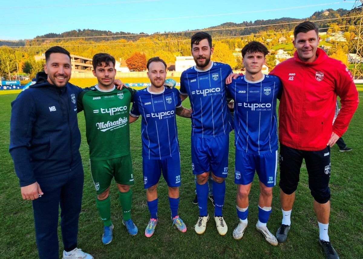 Der letzte 3:1-Heimsieg gegen Nenzing begeisterte die zahlreichen Fans: Im Bild Trainer Metin Batir, Tormann Sandro Eichhübl, die Torschützen Kevin Prantl, Kapitän Fabio Feldkircher, Nicolas Messmer sowie Co-Trainer Andreas Simma.⇒Bms (2)