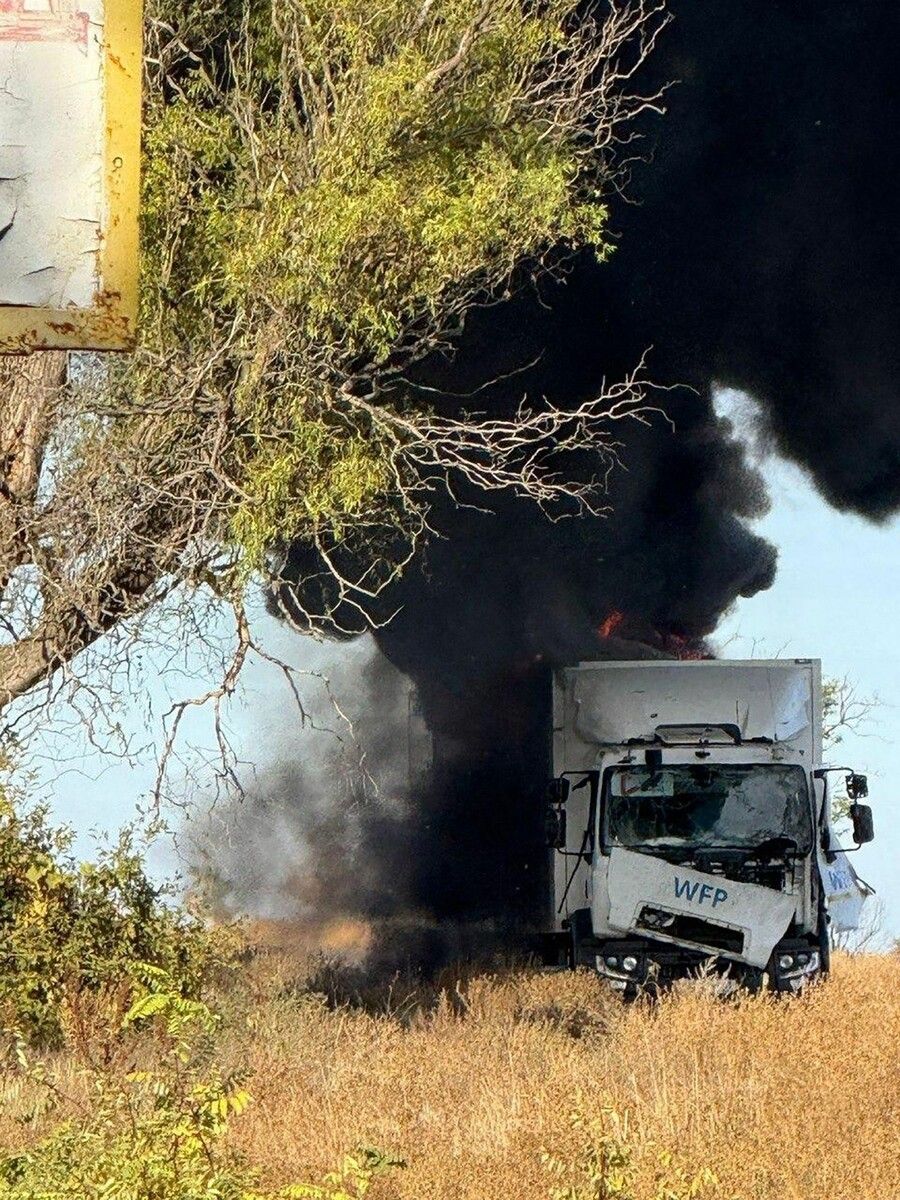 Der Lkw der UN-OCHA ging nach dem Drohnenangriff in Bilozerka in Flammen auf.⇒AFP