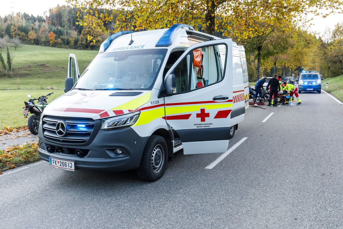 Der Mann zog sich bei dem Sturz Verletzungen unbestimmten Grades im Gesichtsbereich zu. Er wurde von der Rettung ins Spital gebracht.⇒B. Hofmeister
