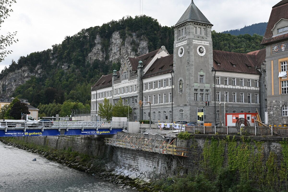 Der Neubau der Montfortbrücke verläuft planmäßig.⇒Stadt