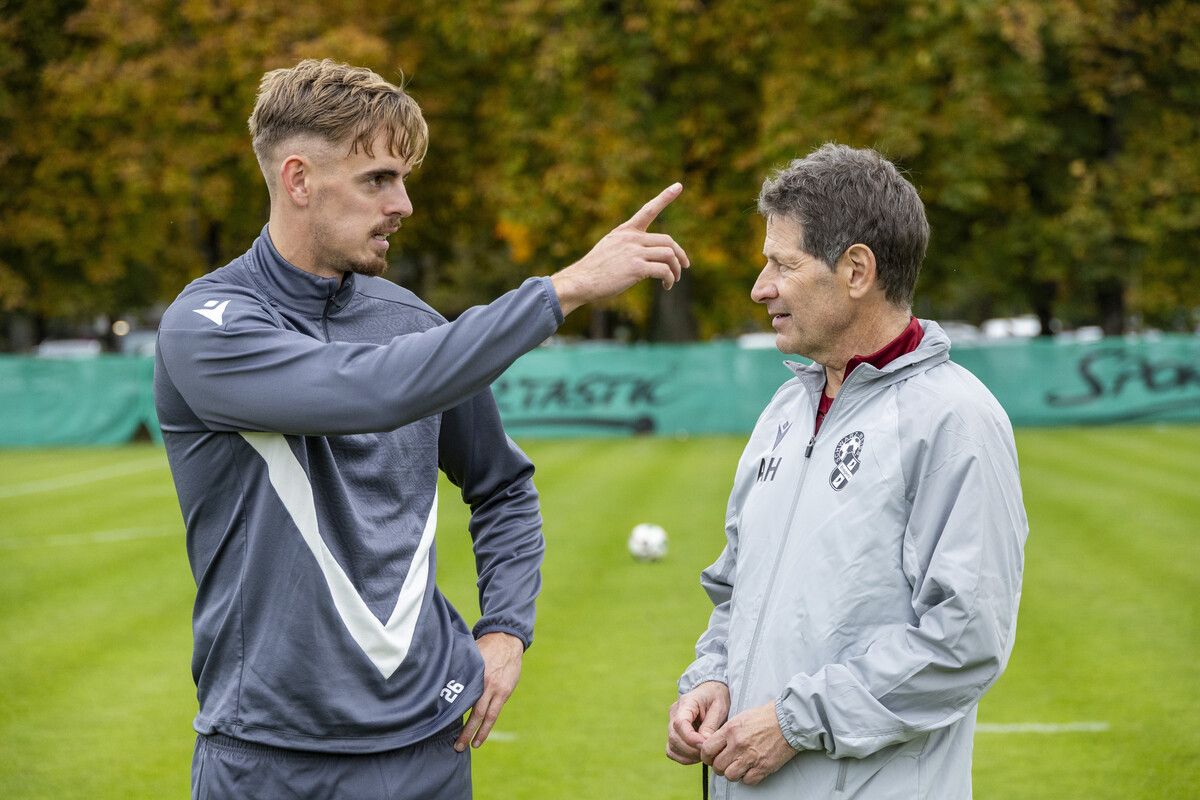 Der neue SW-Bregenz-Coach Andreas Heraf (rechts) im Gespräch mit seinem Stürmer Daniel Nussbaumer.⇒Pautlitsch