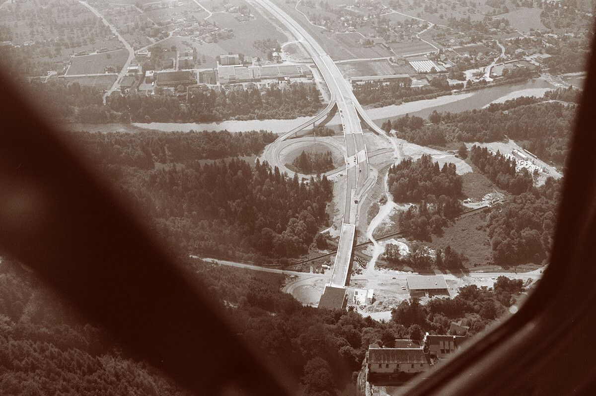 Der noch unbefahrene Weidachknoten – der Pfändertunnel wurde am 10. Dezember 1980 dem Verkehr übergeben. Bregenz selbst wurde erst vier Jahre später, im Jahr 1984, mit Eröffnung des Zubringers Citytunnel direkt an die Autobahn angeschlossen.⇒Oskar Spang, Stadtarchiv Bregenz