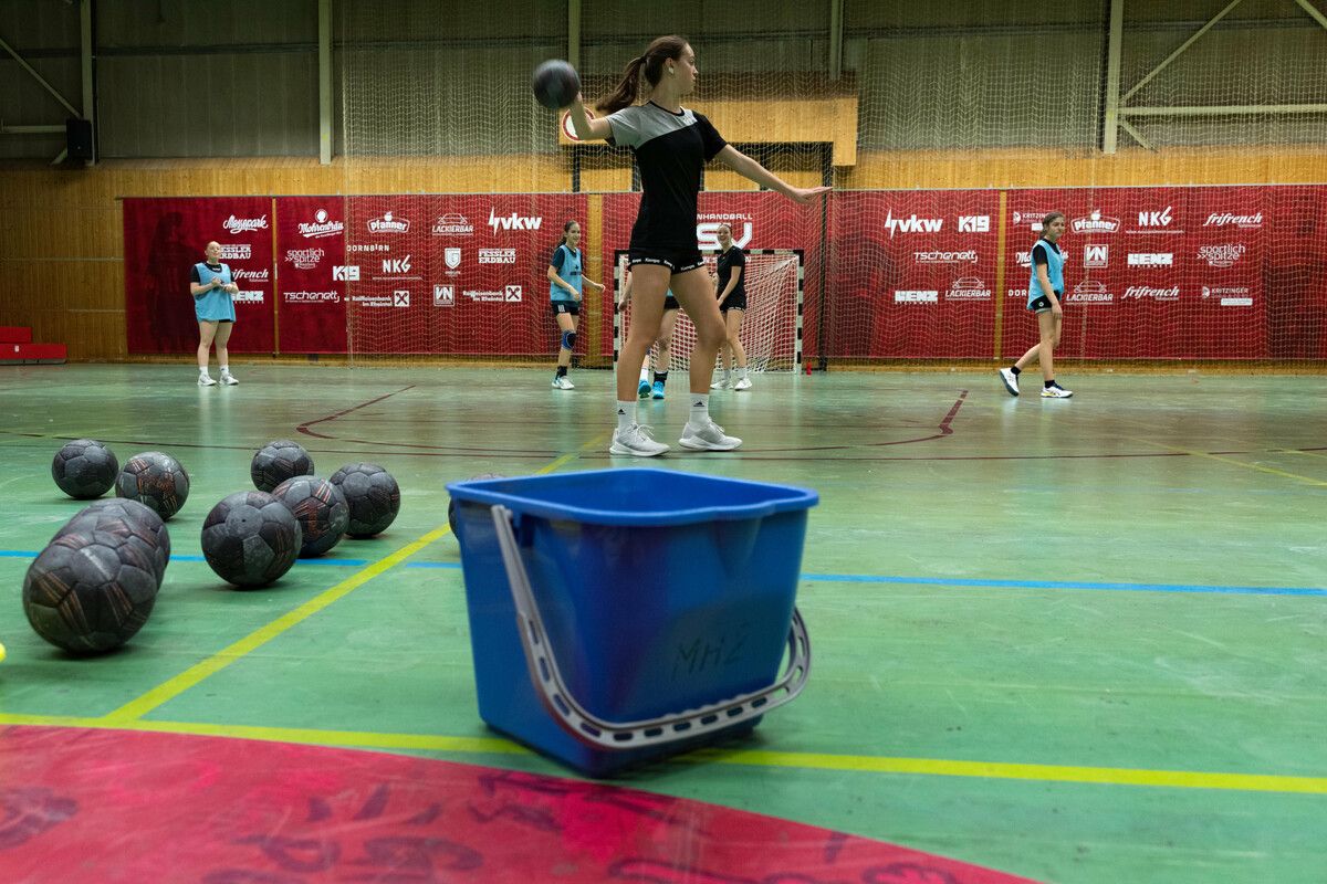 Der Wasserkübel war steter Begleiter bei den Trainings der SSV-Damen.⇒stiplovsek