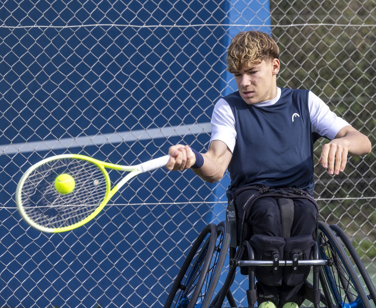 Der perfekte Schlag: Vorarlbergs Rollstuhltennis-Ass Maximilian Taucher zeigt, wie es geht.⇒Paulitsch/4)