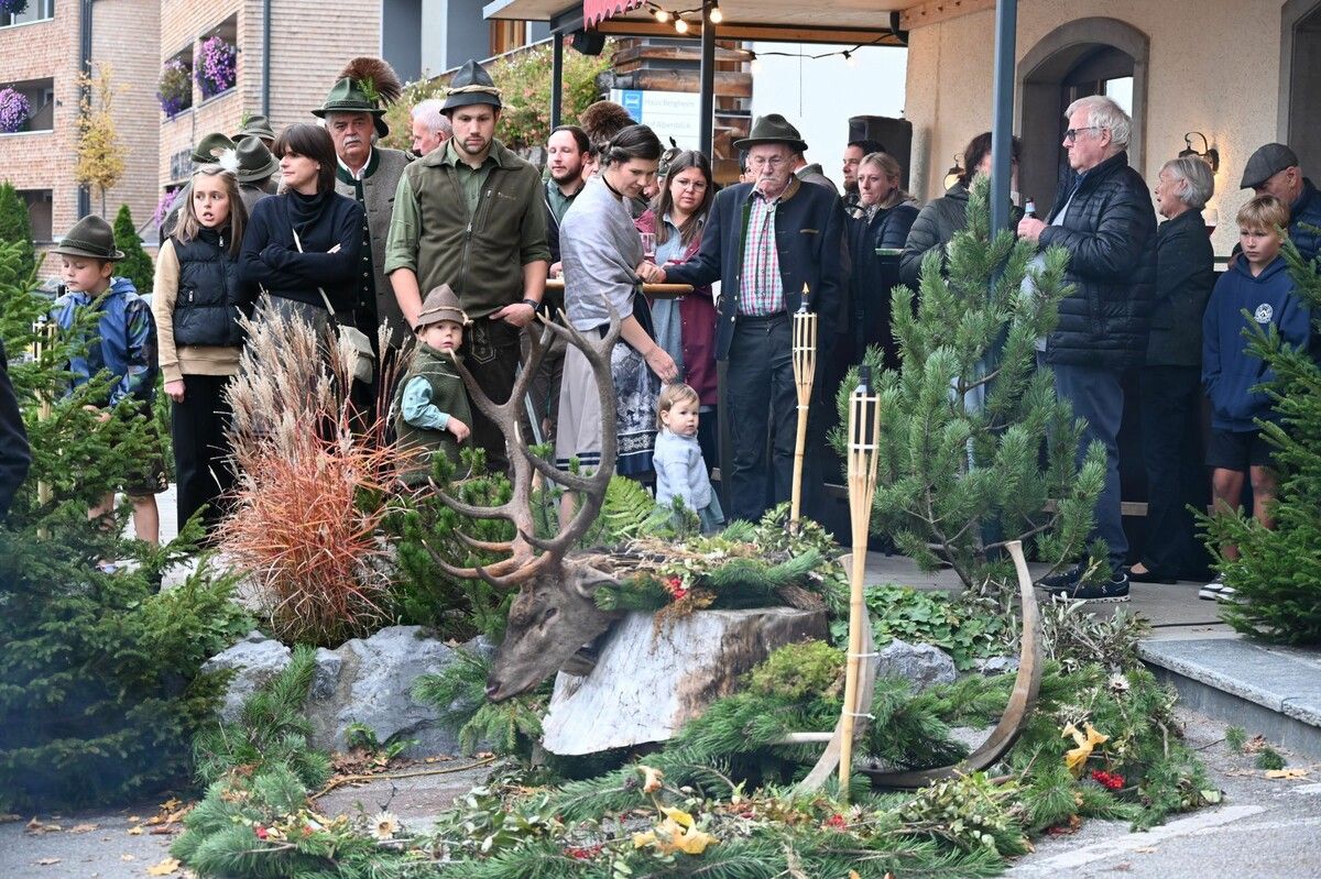Der prächtige Hubertushirsch wurde präsentiert.