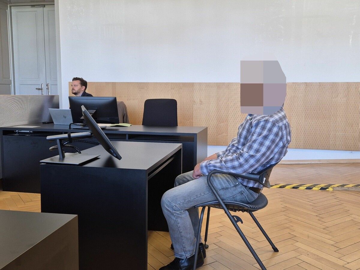 Der Schmuckdieb bei der Verhandlung am Landesgericht Feldkirch. ⇒eckert