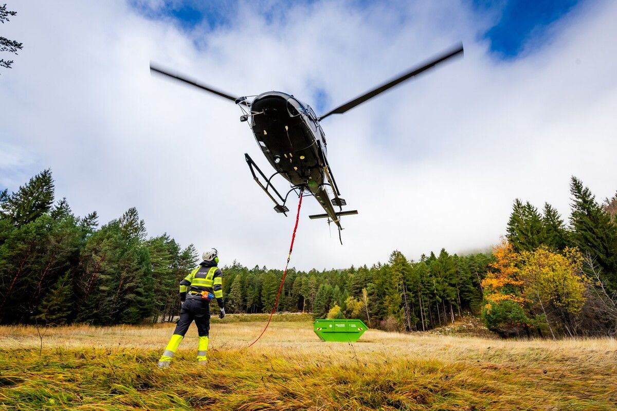 Der Sperrmüll wurde per Hubschrauber geborgen und ins Tal geflogen.⇒APA/OEBF