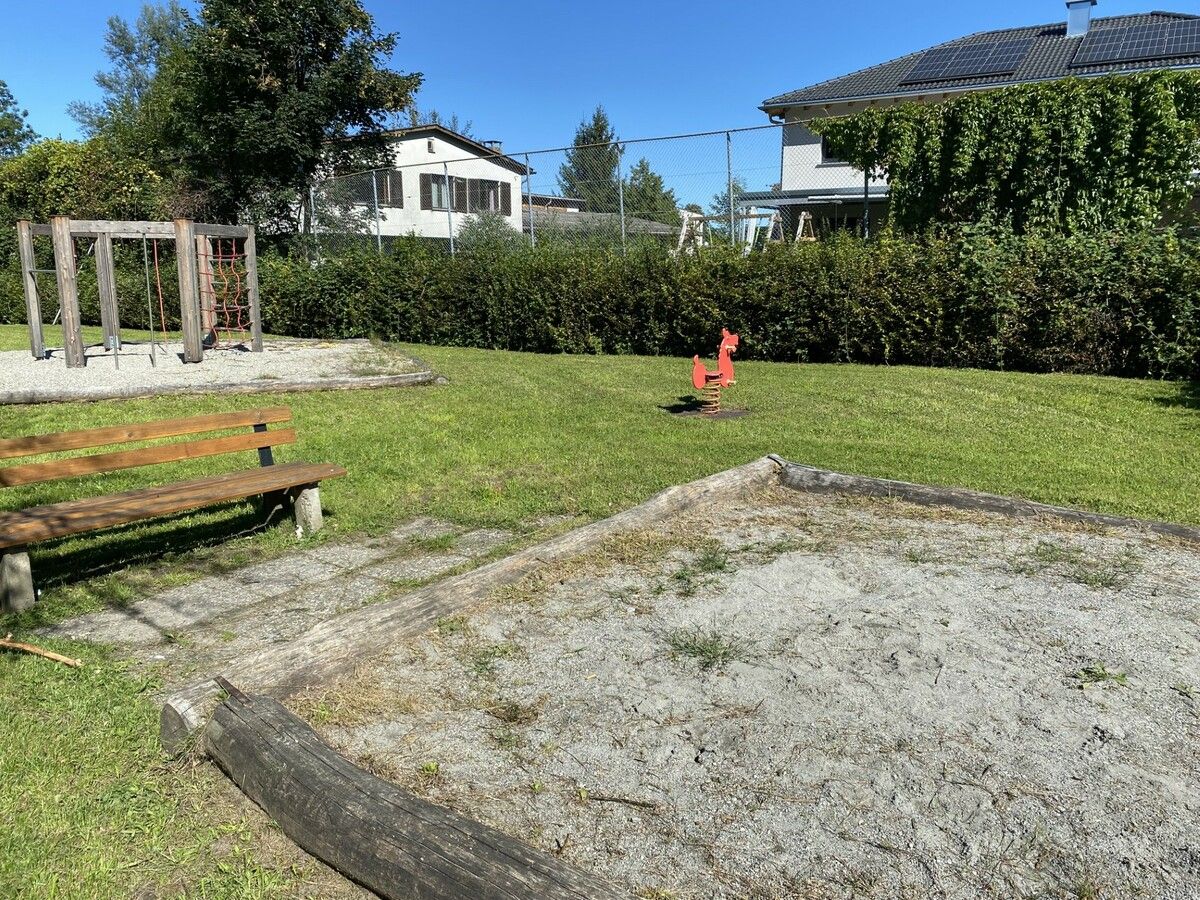 Der Spielplatz Roseggerstraße befindet sich auf einer großen Fläche. Doch die Auswahl an Spielgeräten ist überschaubar. ⇒VN/RAM