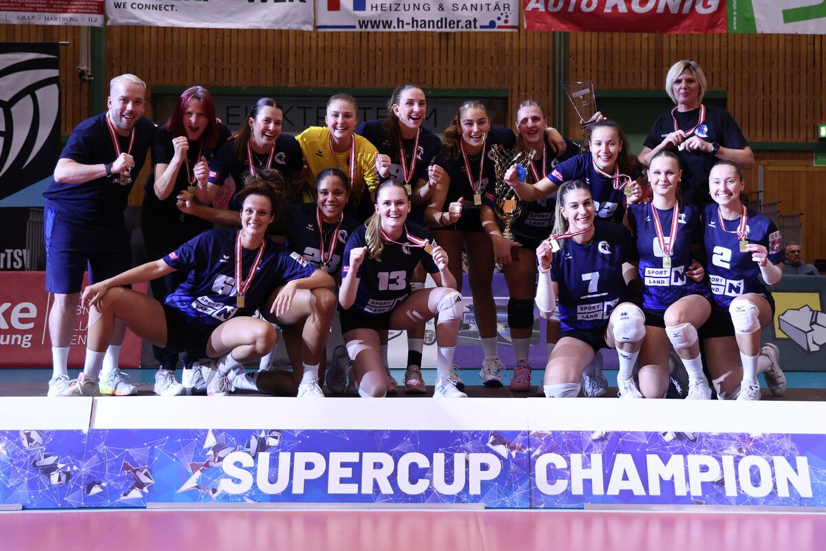 Der Startschuss zum Triple-Traum: Soraya Kwakpovwe (vorne 2. v. l.) und Lina Hinteregger (rechts daneben) nach dem Titelgewinn im ÖVV-Supercup. ⇒GEPA