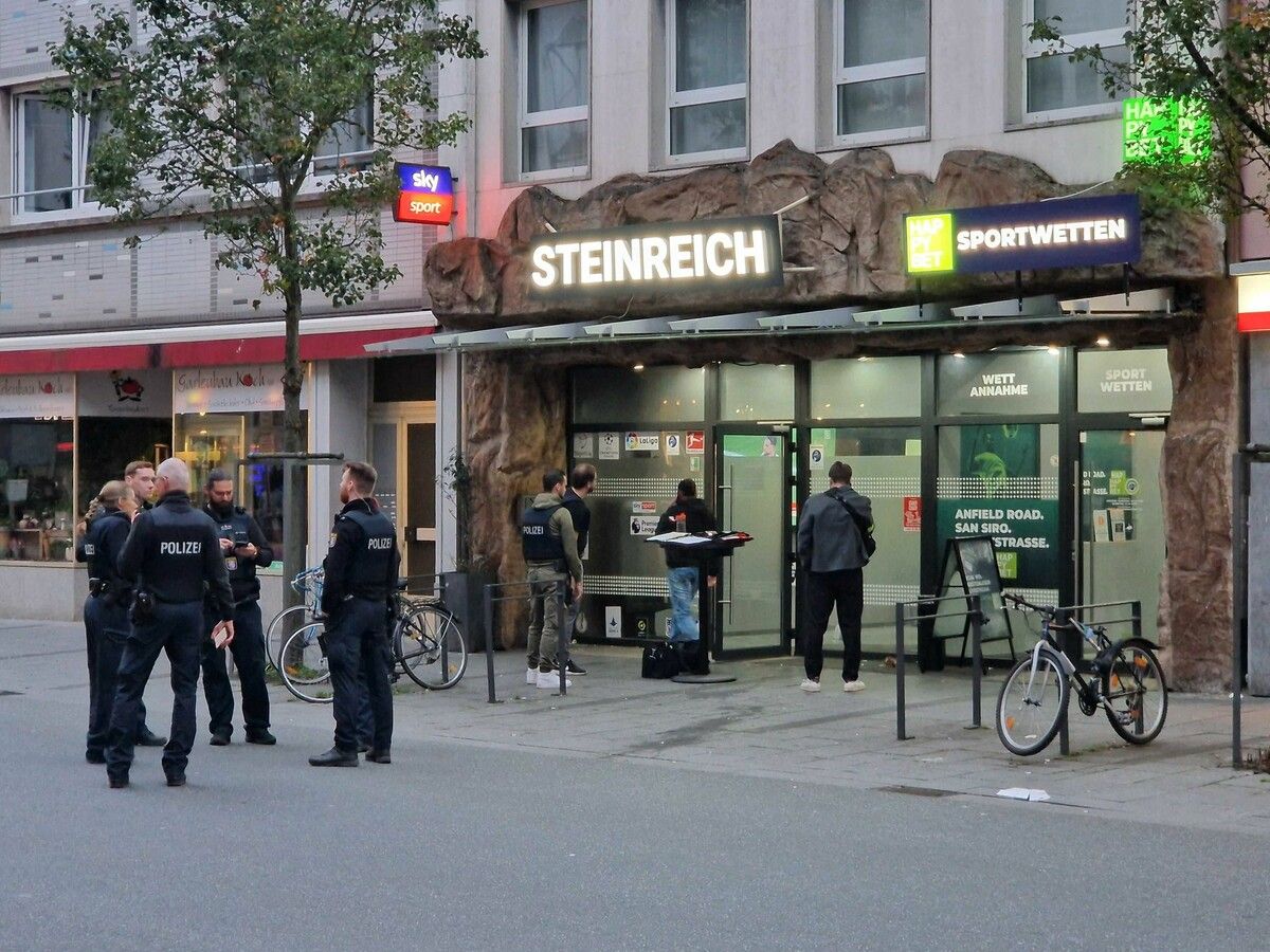 Der Täter hat mehrere Schüsse abgegeben, drei Menschen wurden verletzt.⇒AFP