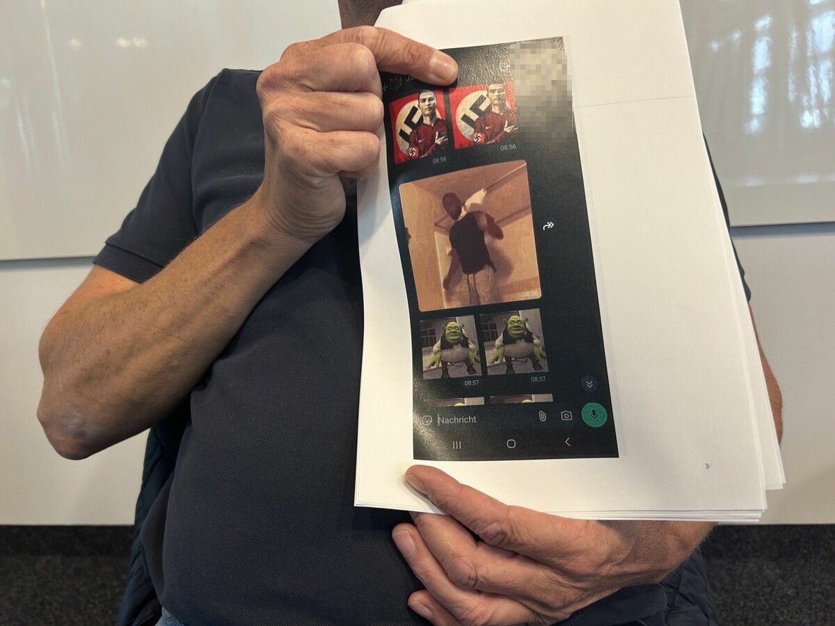 Der Vater zeigt die WhatsApp-Nachrichten, die einer der Mobbing-Täter nach dem Tod seines Sohnes versandte. 