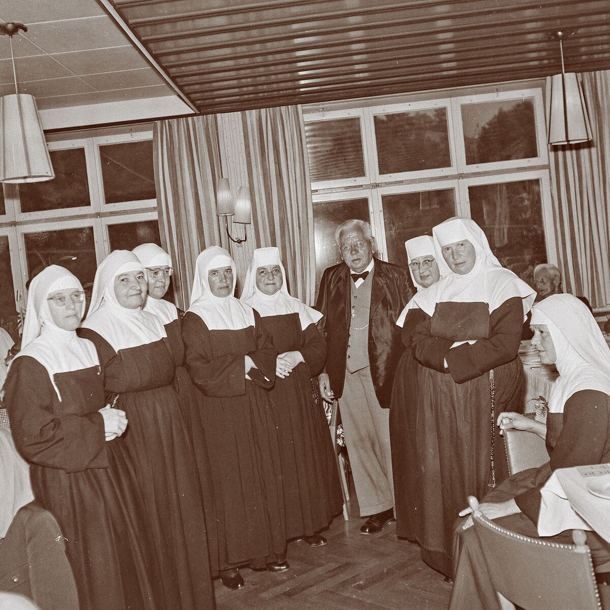 Der Veranstalter der Aktion „Wer macht mit?“, Seniorchef Eugen Russ (1877–1962), im Kreise der Schwesternschaft.