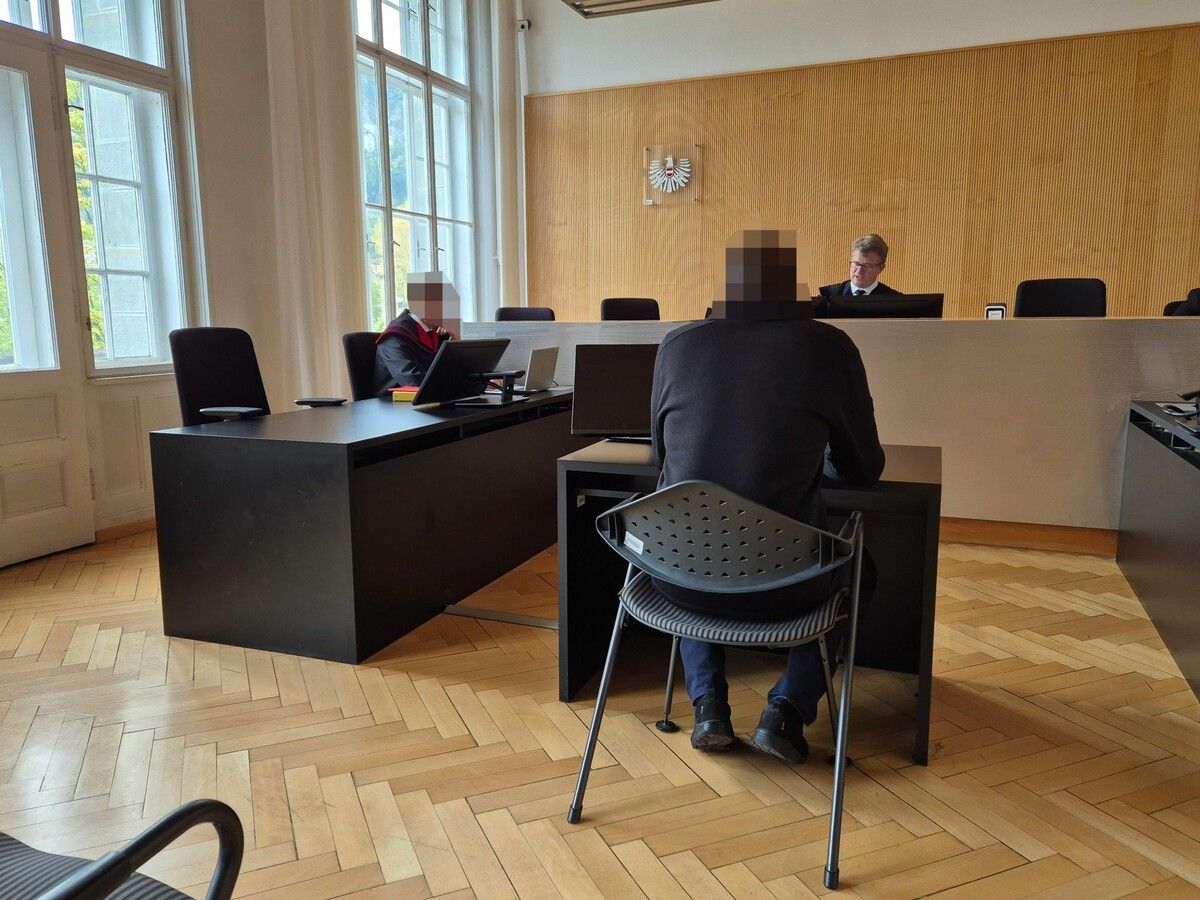 Der Verurteilte stutzt angesichts der Höhe der Strafe, doch da lässt Richter Dietmar Nußbaumer nicht mit sich feilschen.⇒EC